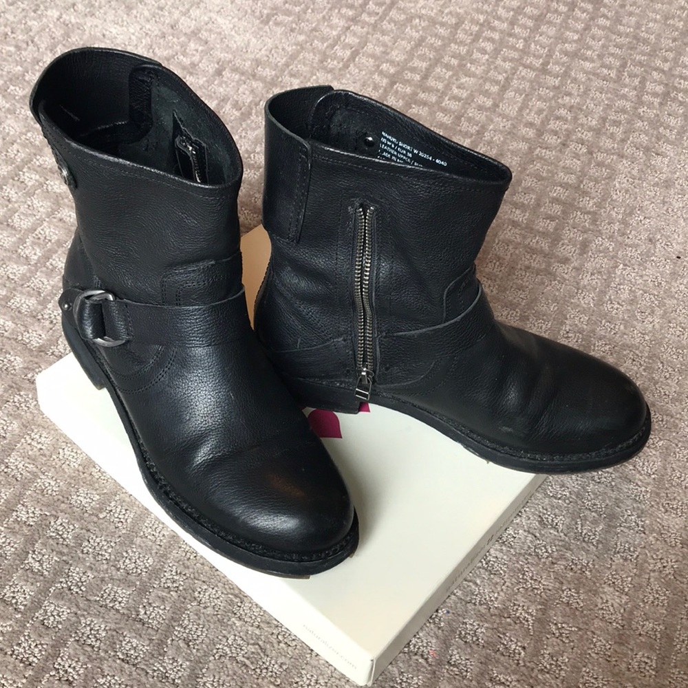 OluKai short black boots